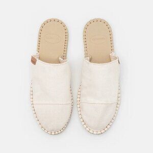 NWT Havaianas mules 10